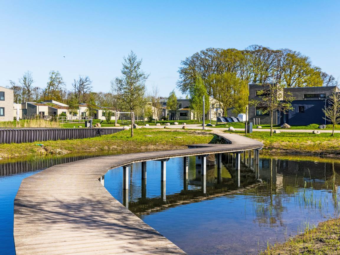 Uferweg und Wasserbereich in der Ferienanlage am Dümmer See